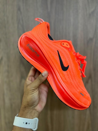 Nike Vomero Plus - Naranja Flúor