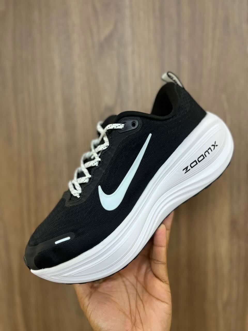Nike Vomero Plus - Negro | Blanco