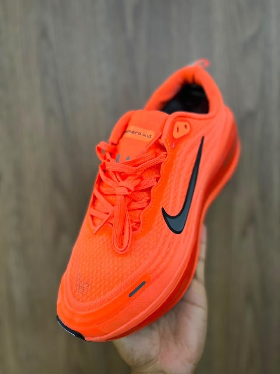 Nike Vomero Plus - Naranja Flúor